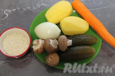 Почистить картошку, морковь и лук. Шампиньоны (я использовала королевские шампиньоны) промыть под проточной водой.