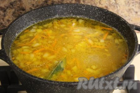 После того как куриный бульон с картошкой и рисом проварится 15 минут, добавить в кастрюлю обжаренные овощи и лавровый лист, дать супу закипеть, а после этого варить 5 минут на небольшом огне.