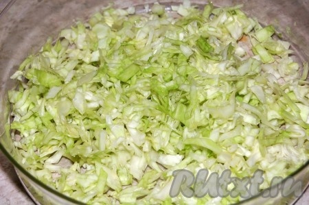 Капусту мелко нарезать, посолить и немного помять руками, чтобы она дала сок и стала помягче.