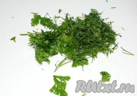 Зелень можно взять любую. Я взяла кинзу, петрушку и укроп. Вымыть зелень, мелко нарезать.&nbsp;