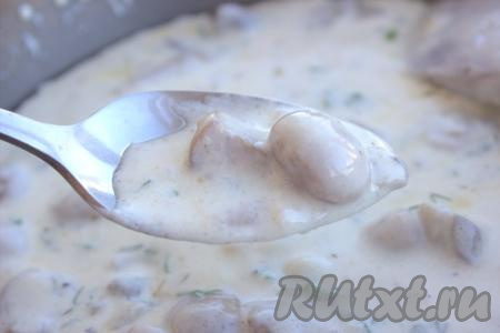 В сковороду с шампиньонами влить уваренные сливки, посолить по вкусу, посыпать чёрным молотым перцем, перемешать. Соус уже на этом этапе получается невероятно вкусным.&nbsp;