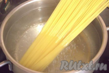 В кастрюлю подходящего размера влить воду (в соотношении 1 литр воды на 100 грамм макаронных изделий), поставить на сильный огонь. После того как вода закипит, подсолить её, выложить спагетти, полностью погружая их в воду, аккуратно перемешать, снова дать закипеть воде и уменьшить огонь.