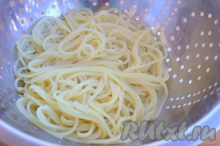 Варить спагетти до готовности (обычно на варку требуется минут 7-8, но точное время приготовления смотрите на упаковке ваших макаронных изделий), периодически перемешивая.&nbsp;Готовые спагетти откинуть на дуршлаг и, по желанию, промыть холодной водой (я не промывала).
