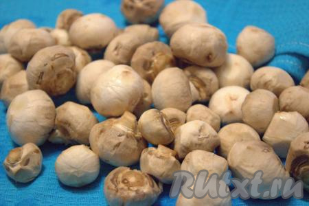 Шампиньоны промыть водой, удаляя с их поверхности загрязнения, затем немного обсушить. Мелкие грибочки можно оставить целыми, средние и крупные грибы нужно разрезать на 2-3 части.&nbsp;