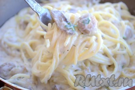 В сливочно-грибной соус выложить отваренные спагетти, перемешать и на слабом огне прогреть 4-5 минут, периодически перемешивая.