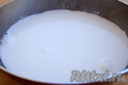 В глубокую сковороду влить сливки (масло в сковороду добавлять не нужно) и, не накрывая крышкой, уваривать сливки на сильном огне, помешивая, минуты 3-4 (за это время часть воды из сливок выпарится и они в дальнейшем придадут соусу более насыщенный вкус).