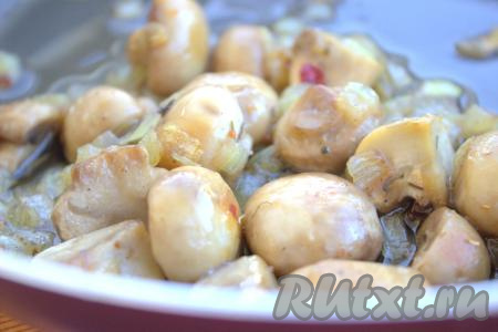 Лук очистить, мелко нарезать. На второй сковороде растопить сливочное масло, выложить лук и обжарить его до прозрачности (в течение 3-4 минут) на среднем огне, помешивая. Затем к луку добавить шампиньоны, перемешивать и обжаривать минут 10-12, иногда помешивая.