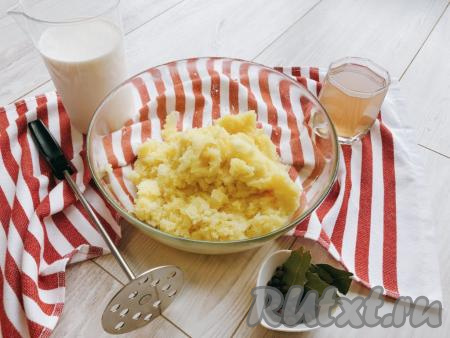 С отваренного картофеля сливаем воду, вынимаем лавровый лист и перец, при помощи толкушки превращаем картофель в пюре. Можно разминать картошку прямо в кастрюле, в которой она варилась.