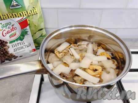 Пока варится картофель, размороженный морской коктейль перекладываем в кастрюлю, затем полностью заливаем морепродукты холодной водой, добавляем 1-2 лавровых листа и несколько горошин душистого перца, ставим на сильный огонь и после закипания,&nbsp;периодически снимая пену, варим на небольшом огне 5 минут. Затем 1 стакан бульона из кастрюли, в которой варились морепродукты, отливаем в отдельную ёмкость (этот бульон нам понадобится для варки супа). Морепродукты откидываем на дуршлаг (бульон, оставшийся в кастрюле нам не понадобится).