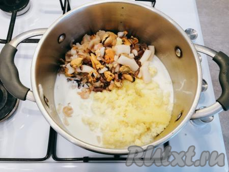 В кастрюлю с картофельным пюре добавляем сливки, 1 стакан бульона, оставшегося после варки морепродуктов, отваренный морской коктейль, ставим на средний огонь и прогреваем в течение нескольких минут, постоянно помешивая венчиком (благодаря постоянному перемешиванию, нам удастся избежать появления комочков), подсаливаем по вкусу. Очень хорошо прогреваем суп и, не доводя до кипения, снимаем с огня.