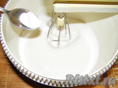 Затем, не переставая взбивать, в получившуюся массу добавляем половину чайной ложки соды и ванилин.