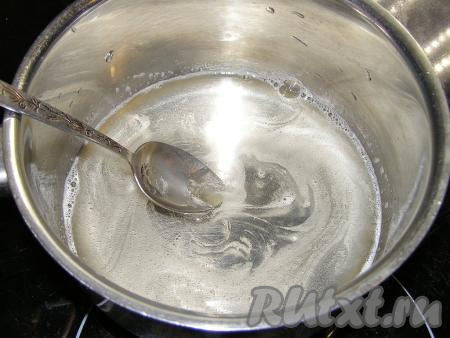 Набухший желатин перекладываем в сотейник и нагреваем на огне чуть ниже среднего, постоянно помешивая, до растворения кристалликов желатина. Важно заметить, что до кипения желатиновую массу доводить нельзя.