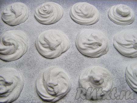 С помощью мелкого сита посыпаем сверху зефир сахарной пудрой и оставляем при комнатной температуре примерно на сутки, чтобы зефир застыл. Можно поставить в невключённую духовку.