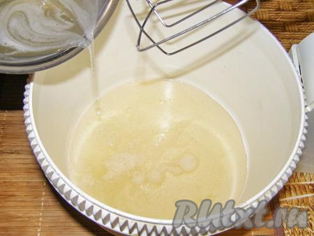 Переливаем желатиновую массу в чашу миксера с сиропом, взбиваем миксером сначала на небольшой скорости, потом скорость увеличиваем и взбиваем минут 10. Масса должна побелеть и увеличиться в объёме.