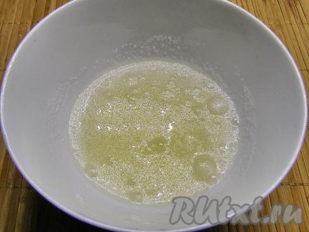 Желатин насыпаем в достаточно глубокую ёмкость, вливаем 50 миллилитров прохладной воды, перемешиваем и оставляем для набухания (время, которое требуется для набухания желатина, обычно указывается на упаковке, например, для быстрорастворимого желатина будет достаточно 5-10 минут, гранулированный желатин нужно оставить минут на 25-30).