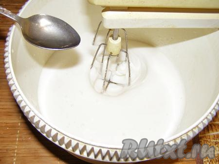 Сразу вливаем лимонный сок и взбиваем ещё минут 10. По желанию, можно добавить в массу немного жидкого пищевого красителя для придания зефиру цвета.