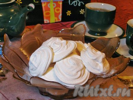 Застывший зефир отделяем от бумаги и подаём к чаю или кофе. Хранить домашний зефир, приготовленный из сахара и желатина, лучше всего в герметичном контейнере в прохладном месте.