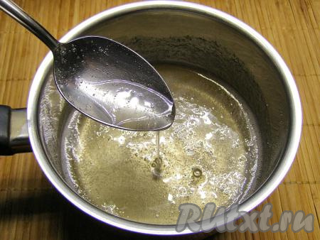 Готовый сироп должен быть в меру густым, медленно стекать с ложки. Оставляем его минут на 5, чтобы он слегка остыл, затем переливаем в чашу миксера.