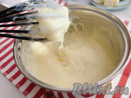 Как только над кремом появится пар, начинаем перемешивать очень интенсивно. Через несколько минут масса начнёт густеть. В это время лучше совсем не отходить от плиты и интенсивно работать венчиком. Доводим крем до кипения и через 20 секунд убираем с огня. 