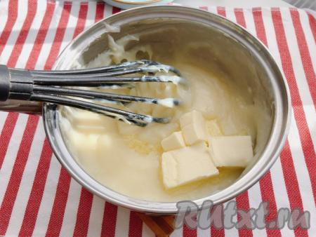В горячий заварной крем добавляем сливочное масло и перемешиваем венчиком до тех пор, пока масло полностью не растворится. Получится однородная, шелковистая и густая масса.