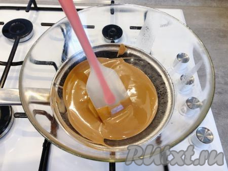 Буквально через несколько минут наш шоколад начнёт плавиться, перемешиваем его до полного растворения кусочков шоколада с маслом.
