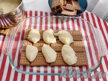 Сверху на печенье вторым слоем выкладываем треть заварного крема (примерно 6-7 столовых ложек), не дожидаясь, пока он остынет.