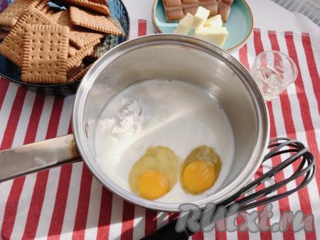 В сотейник с толстым дном наливаем примерно треть от общего количества молока, разбиваем сырые яйца, всыпаем сахар, ванильный сахар (он придаст нашему крему вкус и аромат настоящего мороженого) и крахмал.