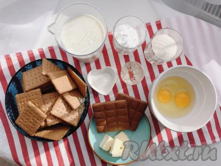 В первую очередь подготовим необходимые продукты для приготовления десерта из печенья и заварного крема. Я взяла шоколадное печенье и молочный шоколад для глазури.