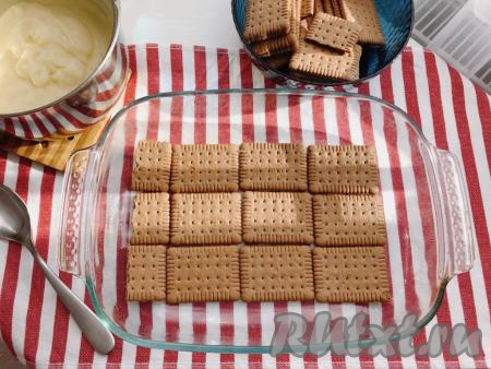 Теперь приступим к формированию десерта. Для сборки десерта я использовала форму размером 29 на 21 сантиметр, высота бортика - 5 сантиметров. Десерт будем выкладывать слоями, чередуя слой печенья и слой заварного крема. Первым слоем выкладываем песочное печенье так, чтобы полностью закрыть дно формы (мне потребовалось для этого 10,5 штук).