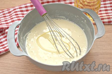 Сразу в тесто вливаем 2 столовых ложки растительного масла, перемешиваем и оставляем минут на 15.