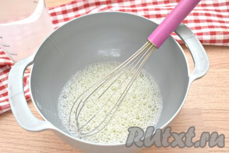 Вливаем 100 миллилитров воды комнатной температуры и перемешиваем венчиком до получения однородной смеси.