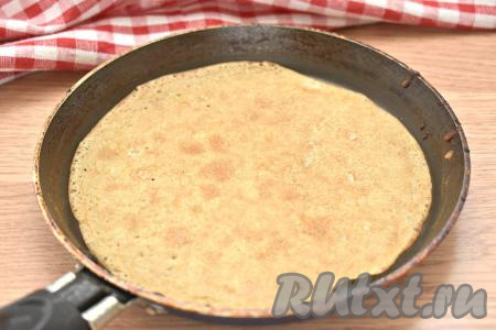 По прошествии времени поверхность сковороды (я готовила на сковородке диаметром 18 сантиметров) смазываем маслом, хорошо разогреваем. Вливаем половник блинного теста на сковороду, распределяя его по всей поверхности. Жарим блинчик с двух сторон до румяности (примерно по 1 минуте с каждой стороны) на среднем огне, затем перекладываем его на тарелку. Один за другим жарим все заварные блины (у меня получилось 12 штук), складывая их стопочкой на тарелку. Сковороду смазываем маслом только по необходимости, а тесто в миске периодически перемешиваем.