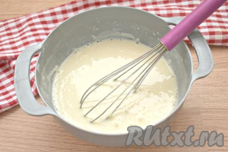 В густое тесто тонкой струйкой вливаем 250 миллилитров кипятка, постоянно и энергично перемешивая блинное тесто венчиком. Вливая кипяток, учитывайте, что должно получиться не очень жидкое блинное тесто.