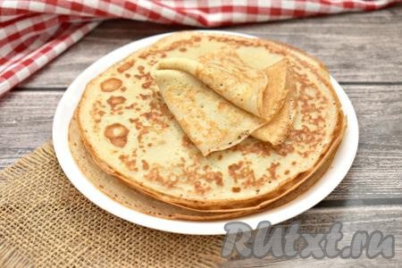 Заварные блинчики, приготовленные на воде и яйцах, получились ароматными, вкусными и нежными, подаём их с мёдом, вареньем или сметанкой.