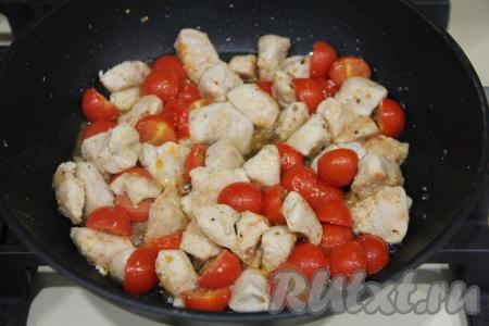 Обжарить курицу с помидорами в течение 2 минут, за это время можно 1-2 раза аккуратно перемешать.