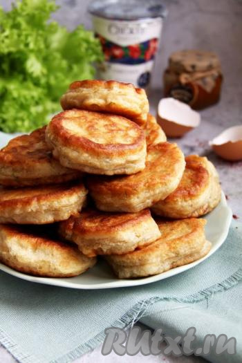 Вкусные, аппетитные пышные оладьи, приготовленные на пиве, к столу можно подать и тёплыми, и уже остывшими, дополнив сметаной или кетчупом.