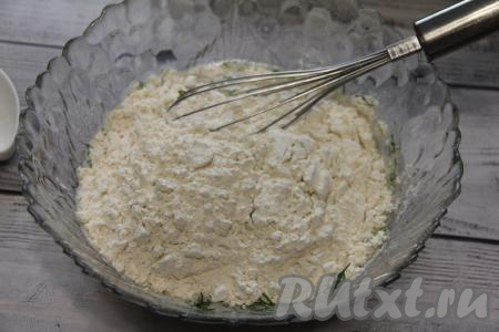 Всыпать муку в миску.