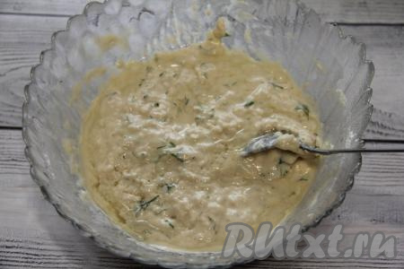 Перемешать тесто для оладий, оно получится воздушным, не очень густым и вязким.