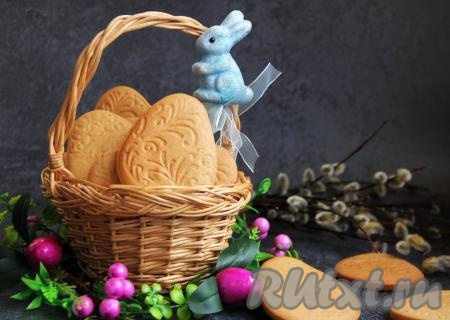 Готовые рассыпчатые, очень вкусные, ароматные медово-имбирные пряники достать из духовки, слегка остудить, а затем переложить на тарелку. При желании остывшую выпечку можно украсить глазурью. Но у меня пряники и без глазури получились аппетитными и красивыми.