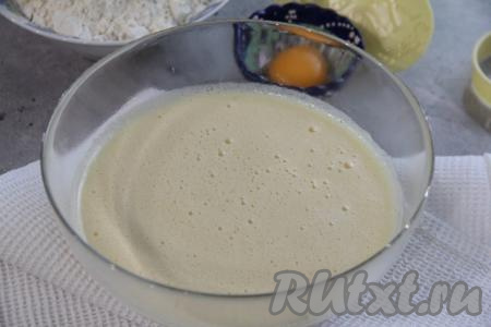 Перелить получившуюся массу в миску для замешивания теста, остудить в течение  10 минут.