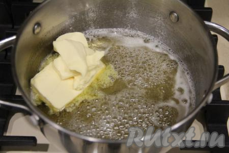 После этого добавить в кастрюлю мёд и масло, варить, перемешивая, до полного растворения масла с мёдом.