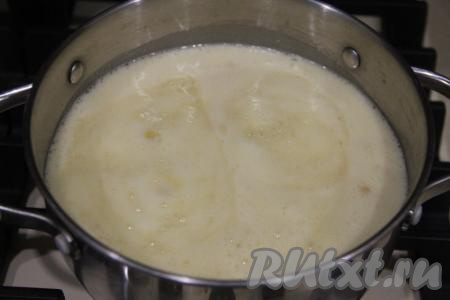 Затем всыпать в кастрюлю имбирь, соль и соду, перемешать. Масса сразу увеличится в объёме.