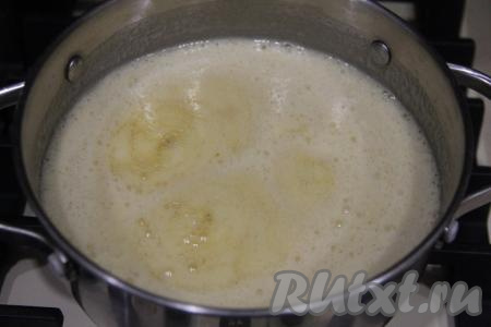 Варить 4-5 минут, иногда перемешивая, масса начнёт приобретать золотистый цвет.