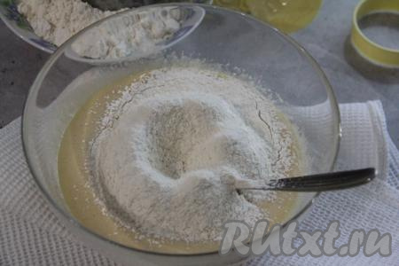 Всыпать частями просеянную муку, перемешивая пряничное тесто вначале ложкой, а затем продолжая выполнять замес руками.&nbsp;