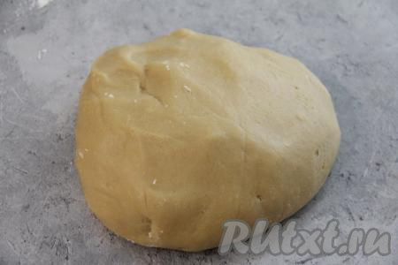 Тесто должно получиться мягким, пластичным, не липнущим к рукам. Завернуть пряничное тесто в пакет и убрать в холодильник на 1-2 часа.