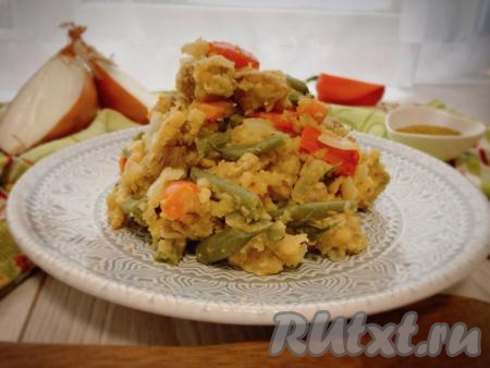 Затем огонь выключаем и оставляем наше блюдо под закрытой крышкой ещё минут на 5, чтобы чечевица впитала в себя сок от овощей и пропиталась ароматом специй. Наше сытное, аппетитное, вкусное блюдо готово!