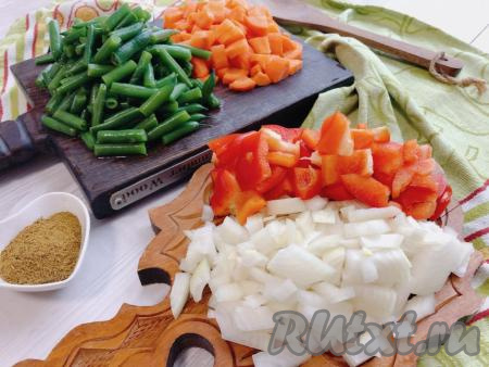 Пока обжаривается мясо, займёмся овощами. Лук и морковь очищаем от кожицы, болгарский перец - от семян и плодоножки. У стручковой фасоли отрезаем "кончики" с двух сторон. Все овощи промываем водой и нарезаем на небольшие кусочки.