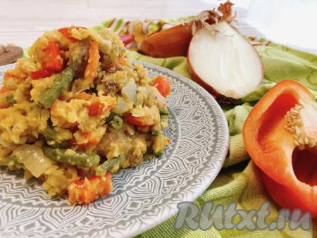 Раскладываем чечевицу с мясом и овощами по тарелкам и наслаждаемся!