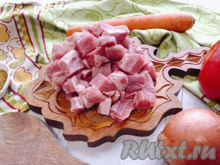 Мясо нарезаем на средние кусочки и обжариваем на растительном масле на среднем огне до появления румяной корочки со всех сторон (примерно 10-15 минут), солим и перчим по вкусу.