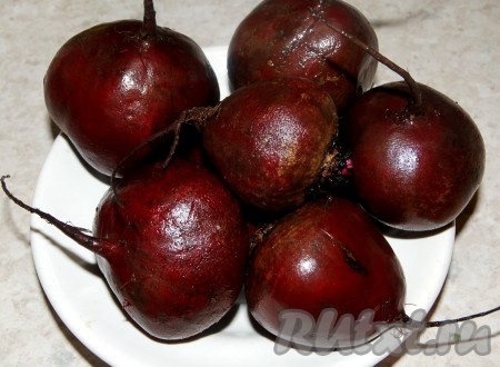 Свеклу почистить и помыть.